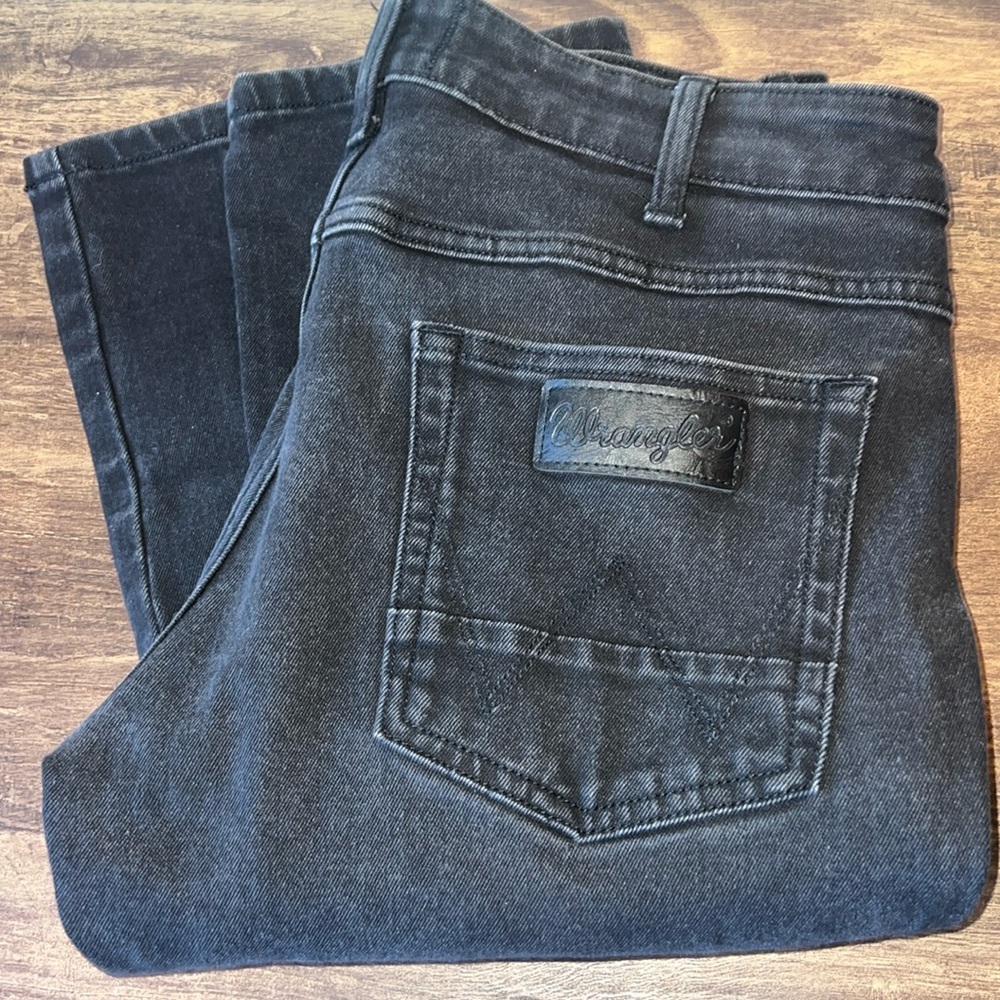Wrangler SKANDERS jeans. Men’s size 32x33. Great used condition.
